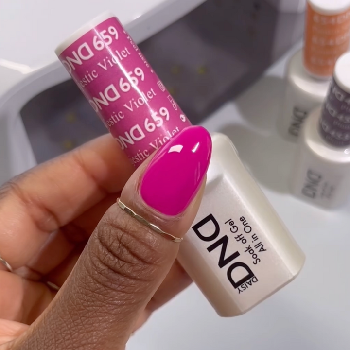DND Gel #659 Majestic Violet – nail swatch