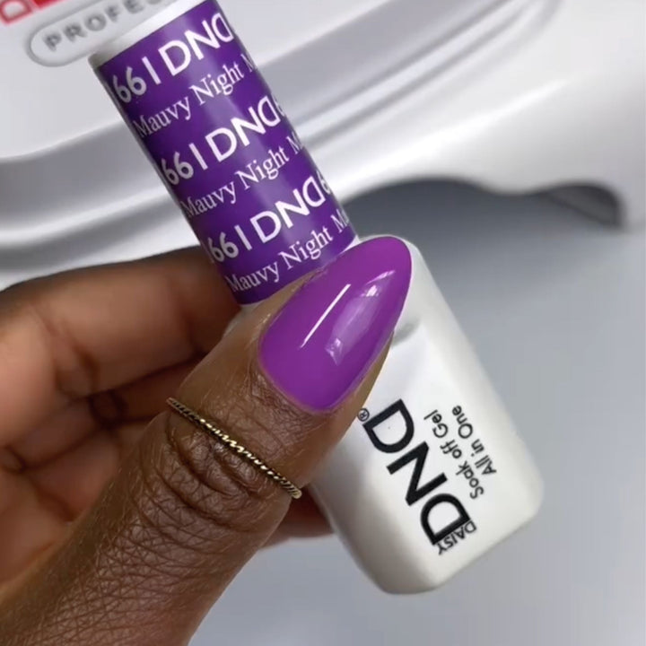 DND Gel #661 Mauvy Night – nail swatch