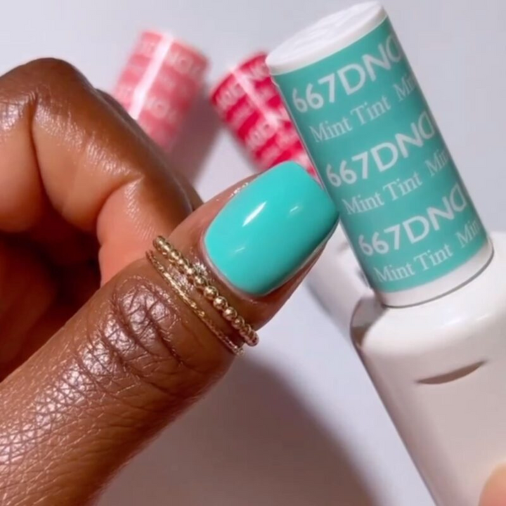 DND Gel #667 Mint Tint – nail swatch 2