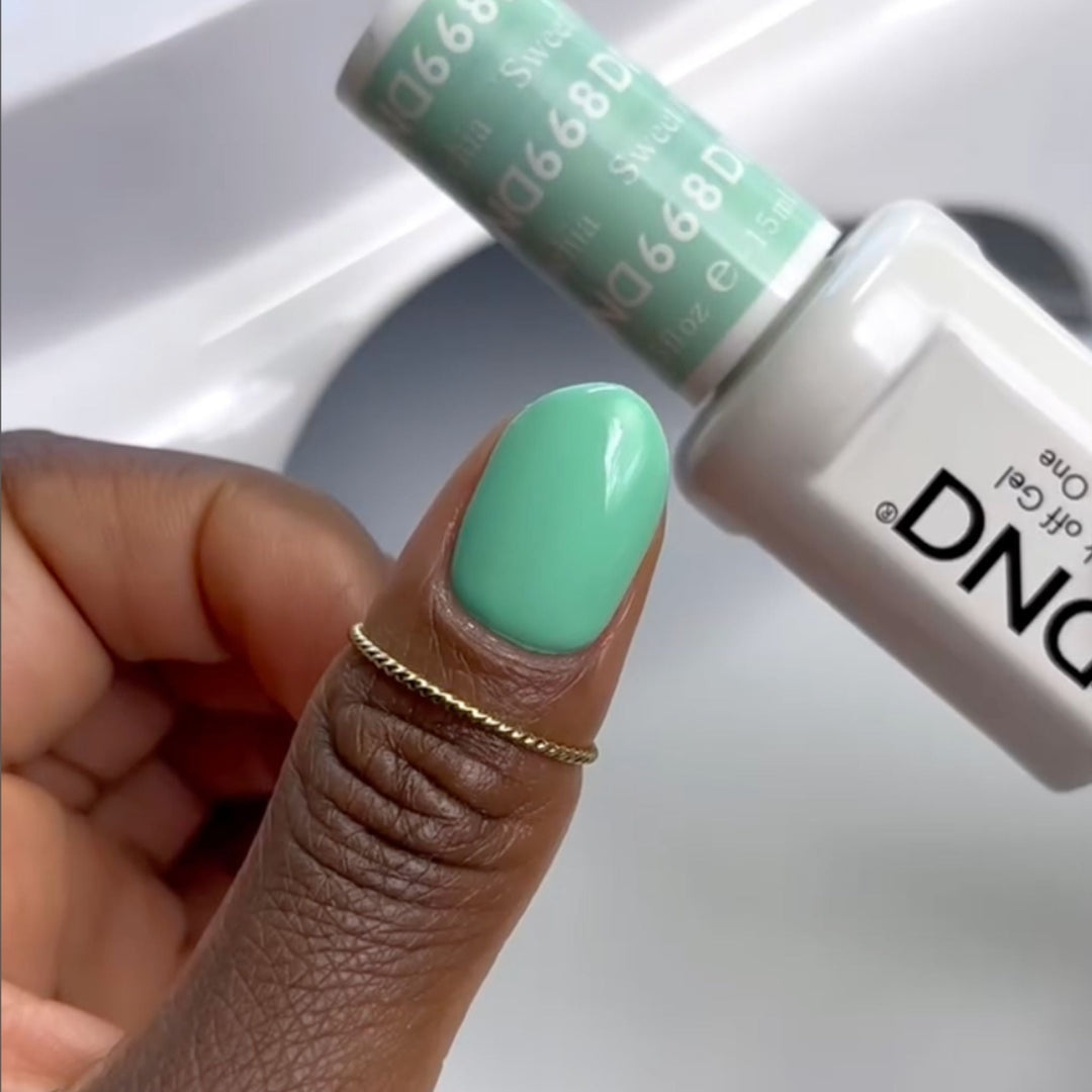 DND Gel #668 Sweet Pistachia – nail swatch