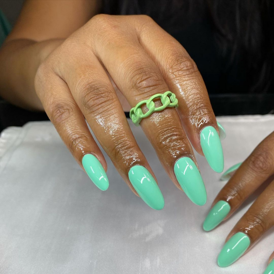 DND Gel #668 Sweet Pistachia – nail swatch 2