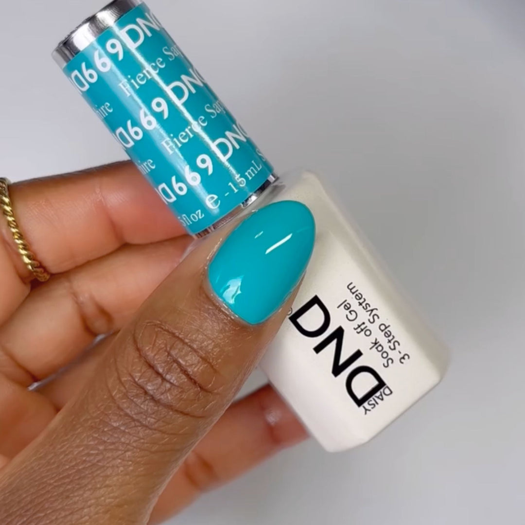 DND Gel #669 Fierce Sapphire – nail swatch