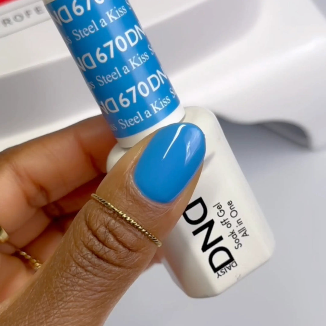 DND Gel #670 Steel A Kiss – nail swatch