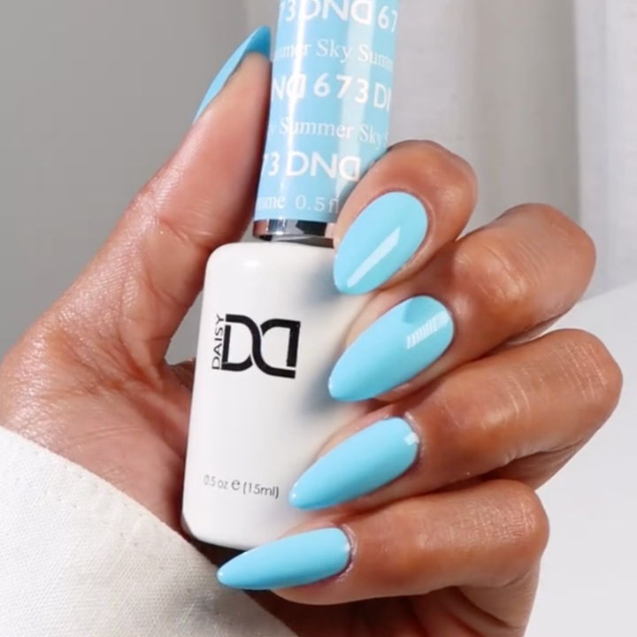DND Gel #673 summer Sky – nail swatch