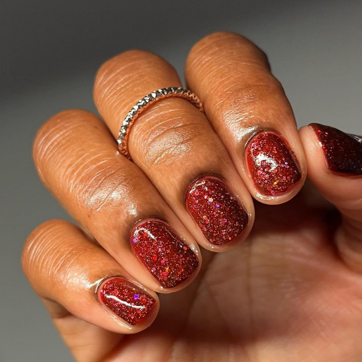 DND Gel #675 Red Eyeshadow – nail swatch 3