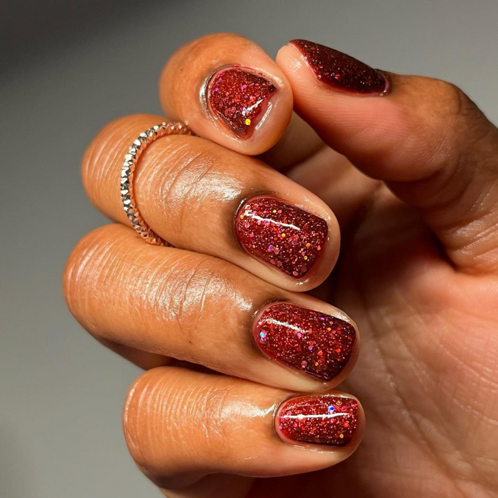 DND Gel #675 Red Eyeshadow – nail swatch 2