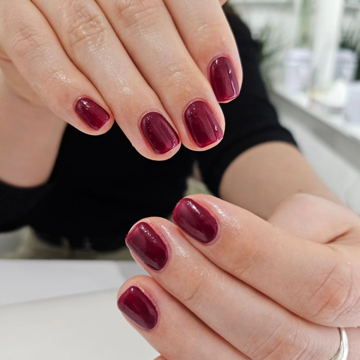 DND Gel #701 Wanna Wine – nail swatch