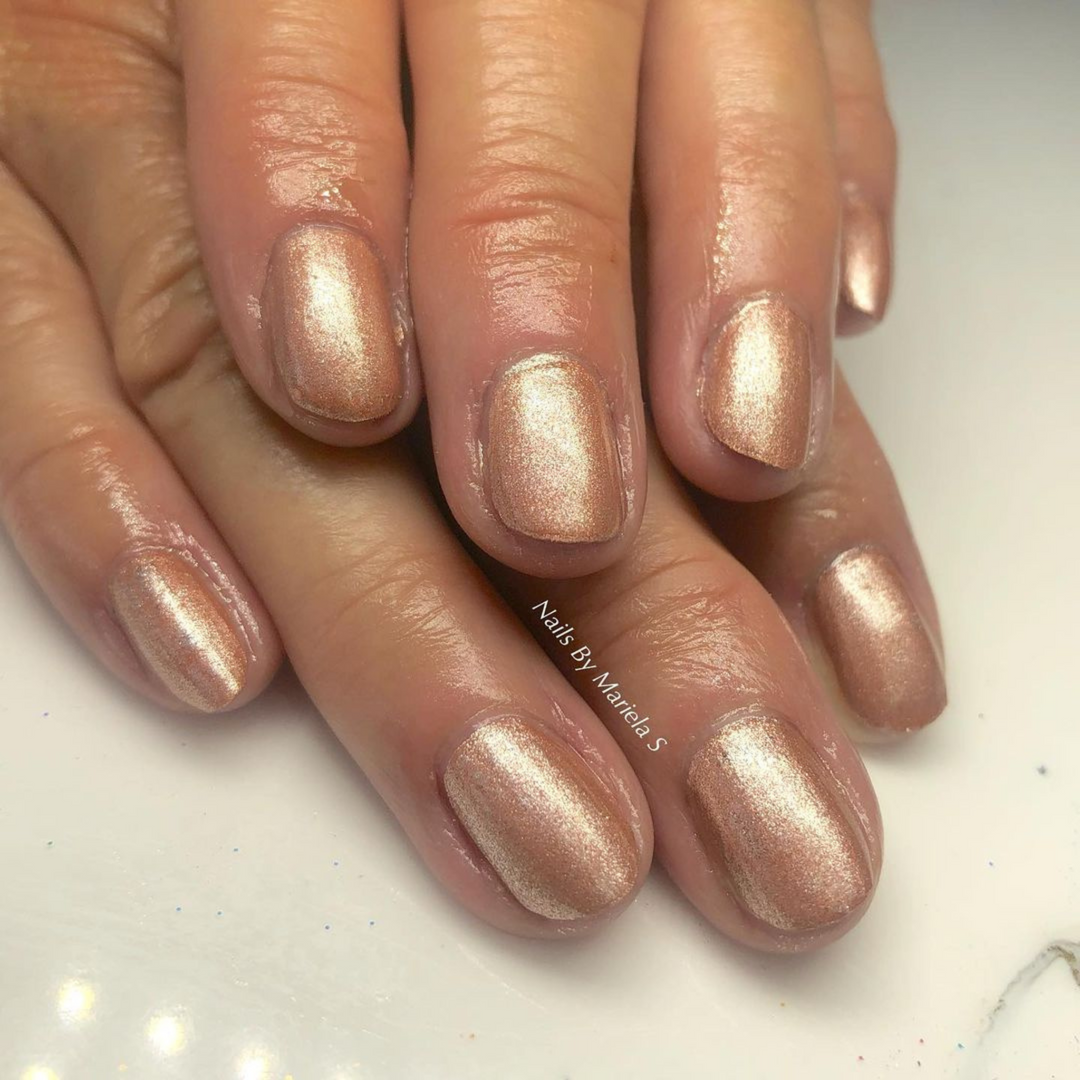 DND Gel #710 Champagne Sparkles – nail swatch
