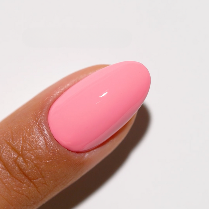 DND Gel #722 Strawberry Cheesecake – nail swatch