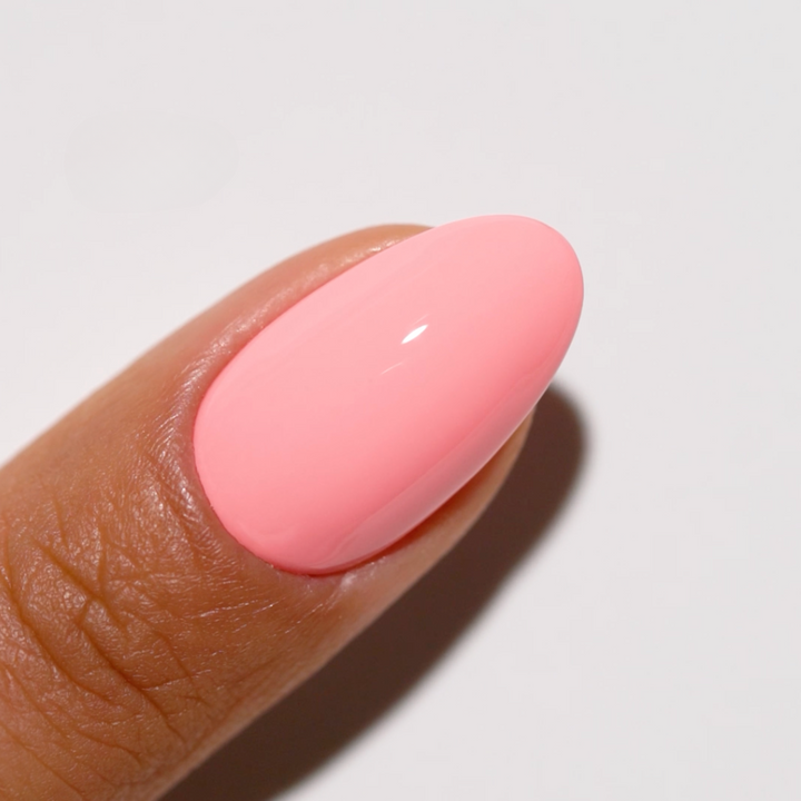 DND Gel #724 Jiggles – nail swatch 3