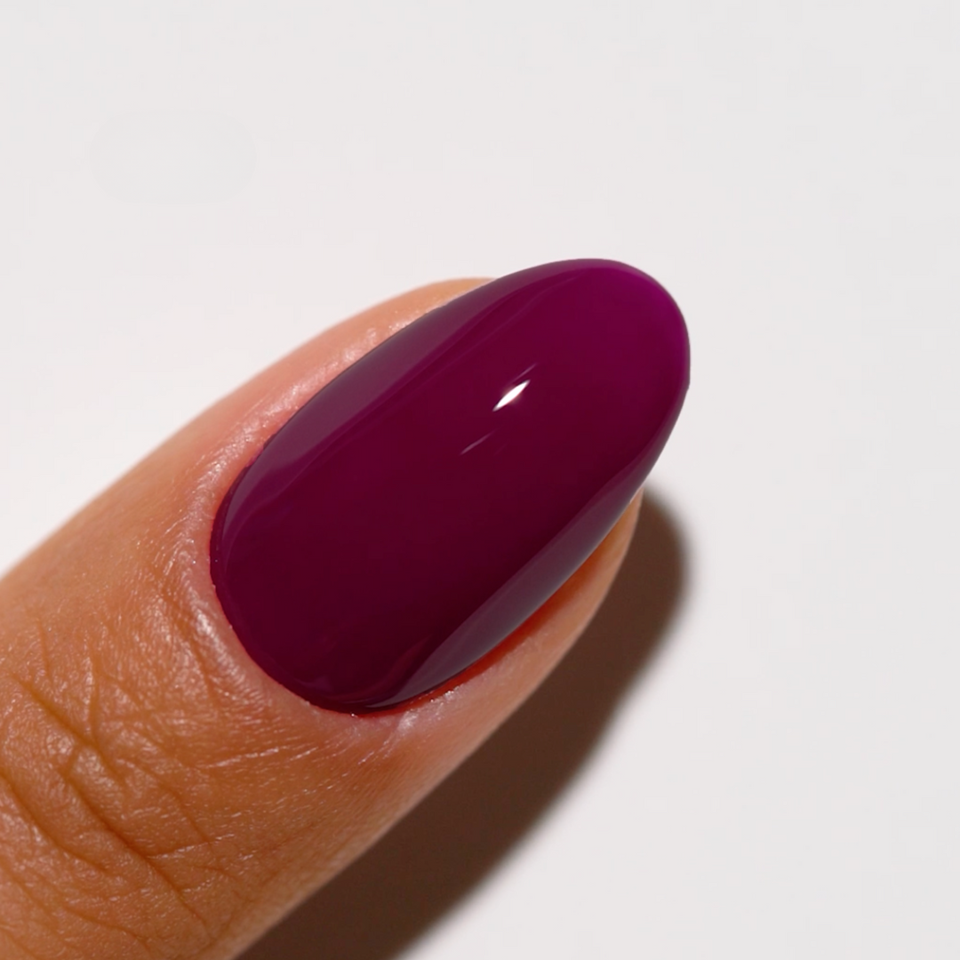 DND Gel #731 Plum – nail swatch