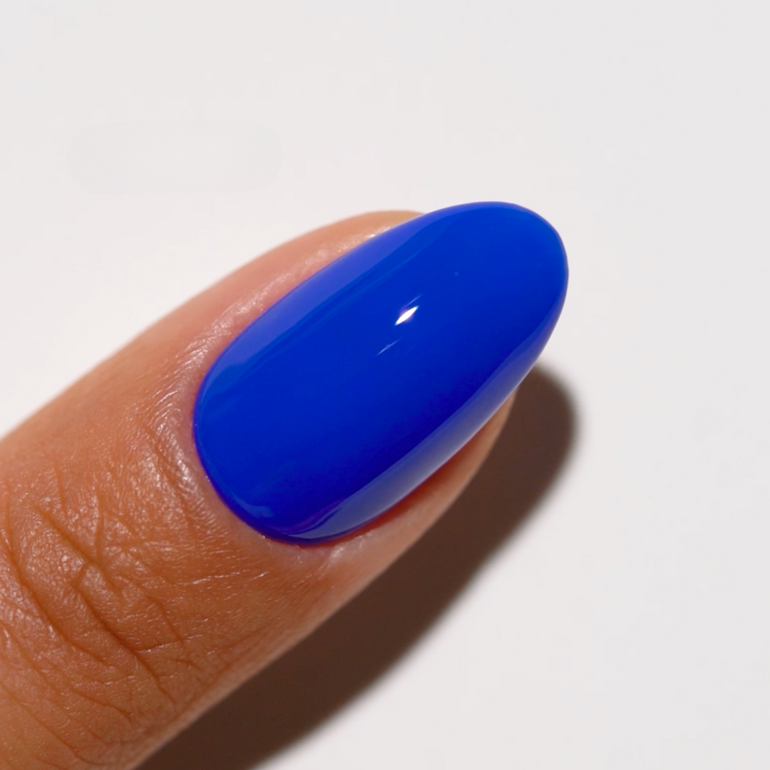 DND Gel #734 Berry Blue – nail swatch 3