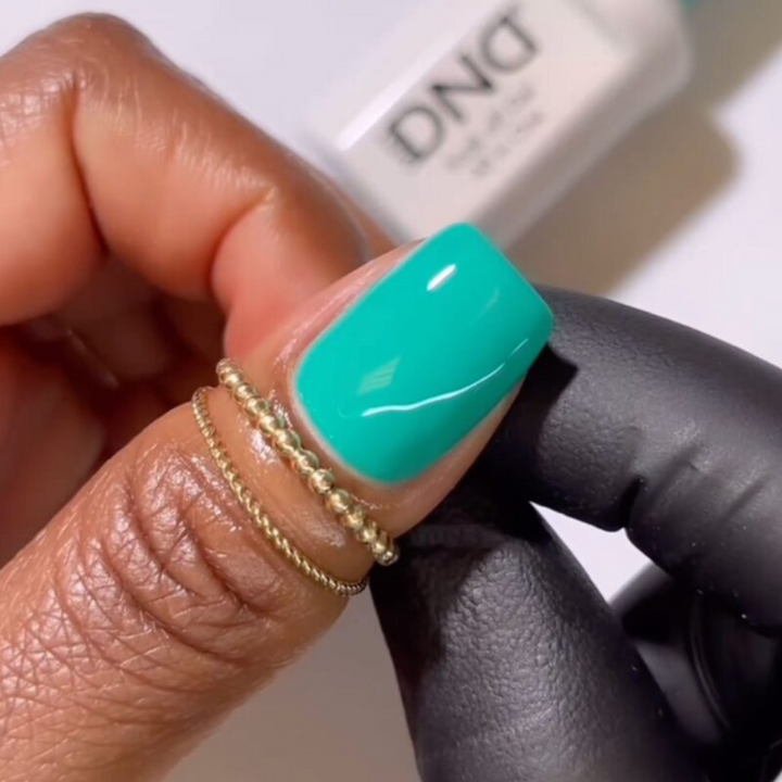 DND Gel #736 Watermelon – nail swatch 3