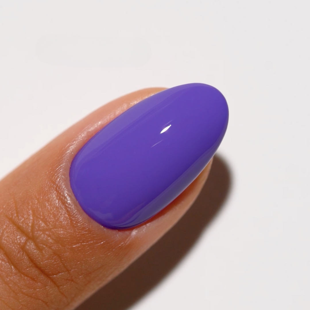 DND Gel #737 Crushed Grape – nail swatch