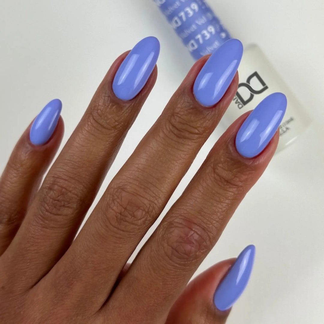 DND Gel #739 Velvet – nail swatch 4