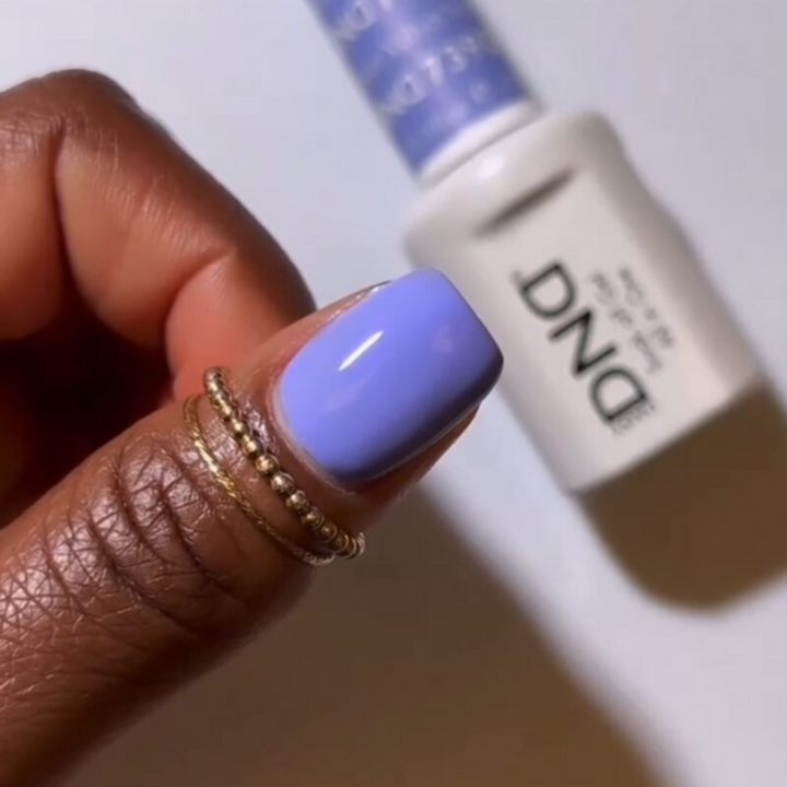 DND Gel #739 Velvet – nail swatch 5