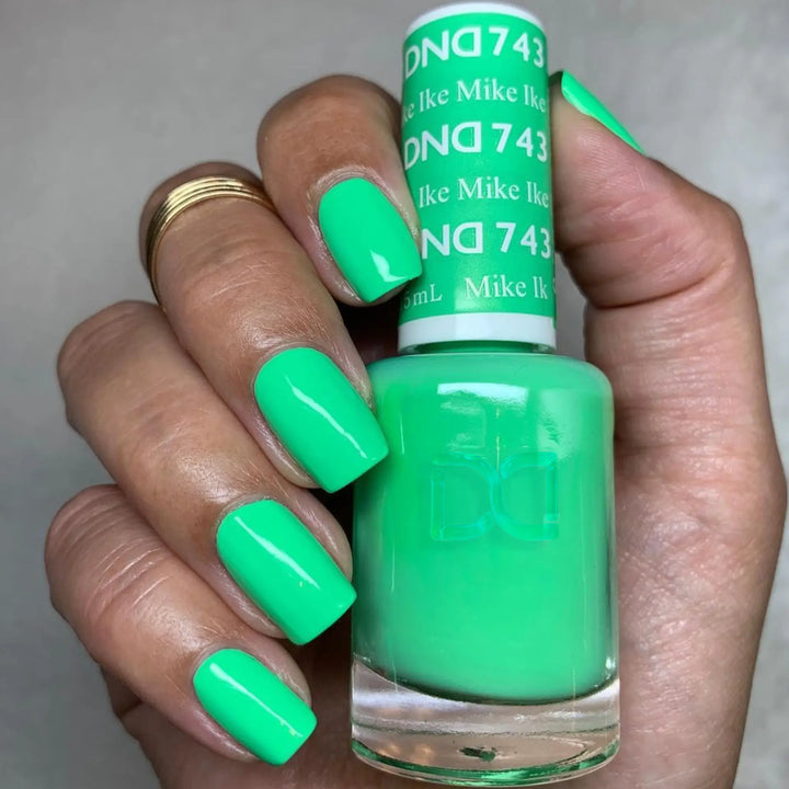 DND Gel #743 Mike Ike – nail swatch 4