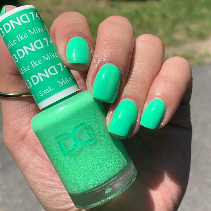 DND Gel #743 Mike Ike – nail swatch 5