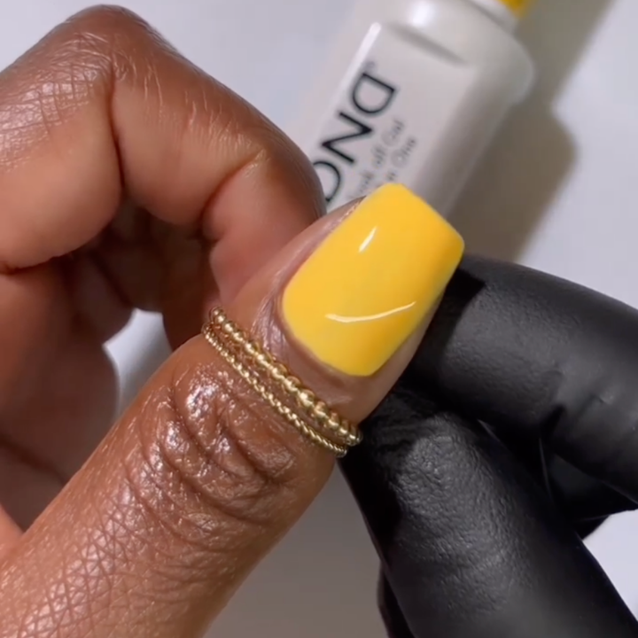 DND Gel #745 Honey – nail swatch