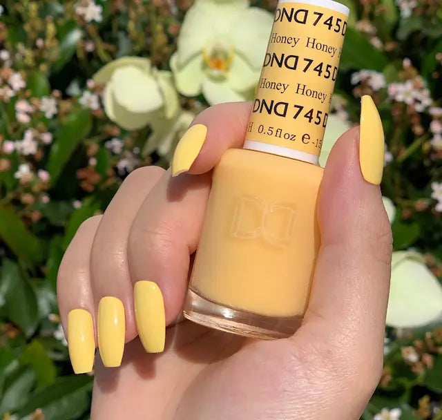 DND Gel #745 Honey – nail swatch 4