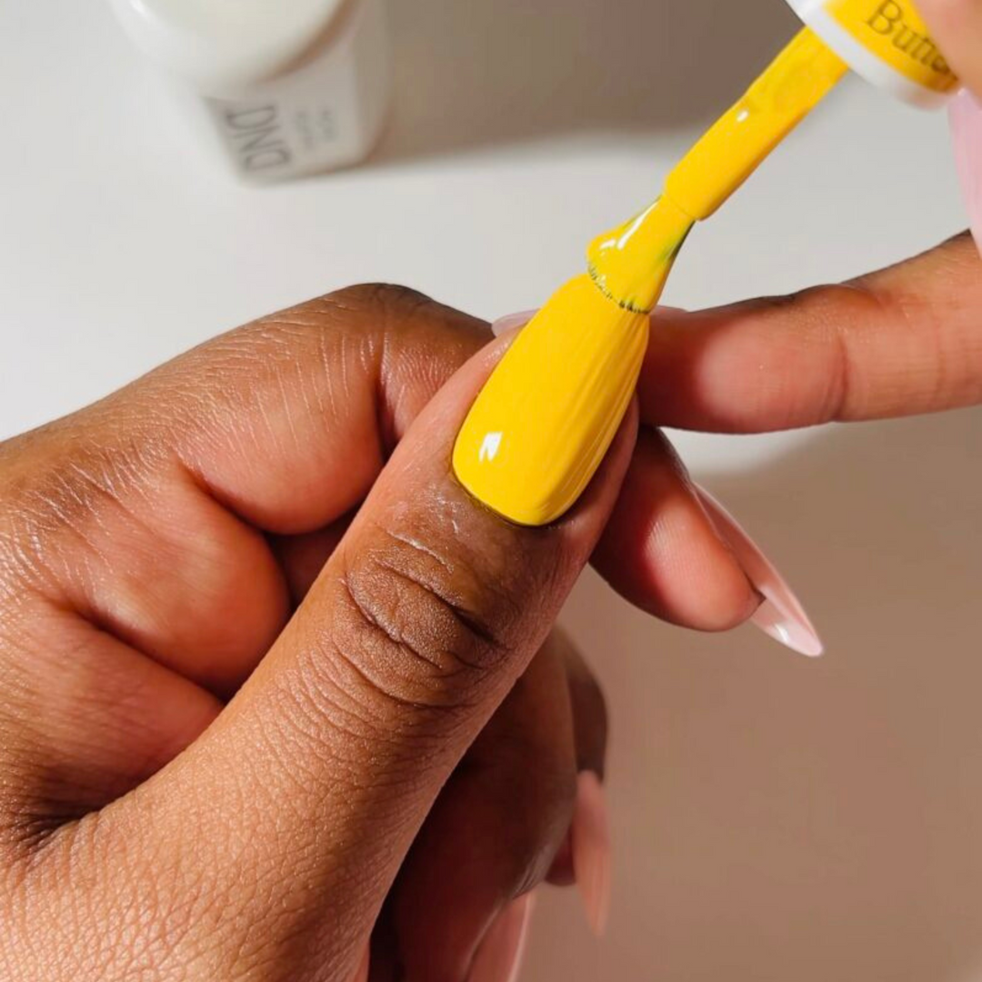 DND Gel #746 Buttered Corn – nail swatch 4