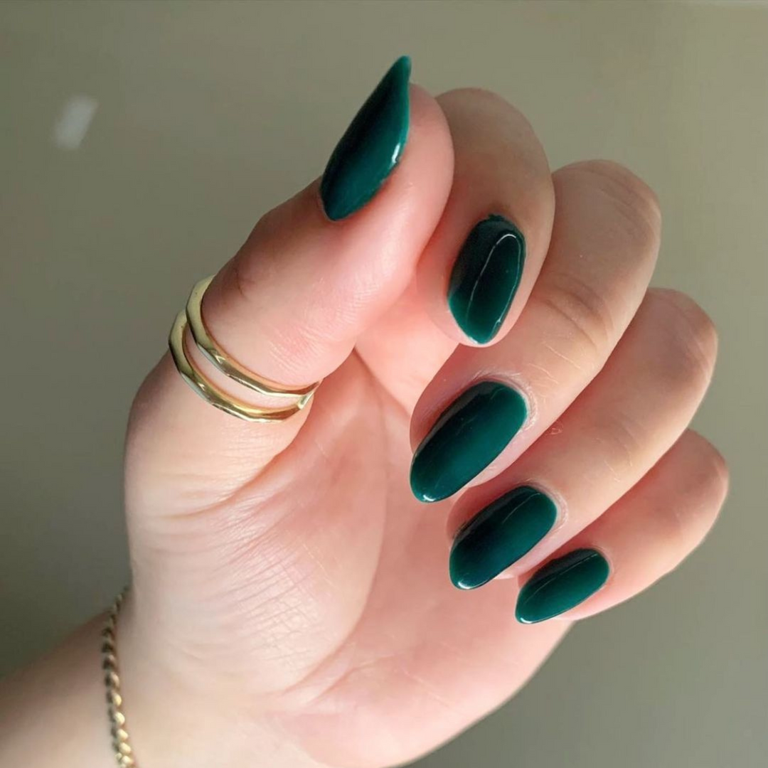 DND Gel #747 Aurora Green – nail swatch