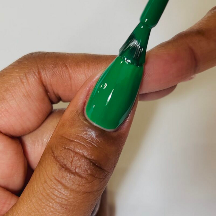 DND Gel #748 4 Leaf Clover – nail swatch 3