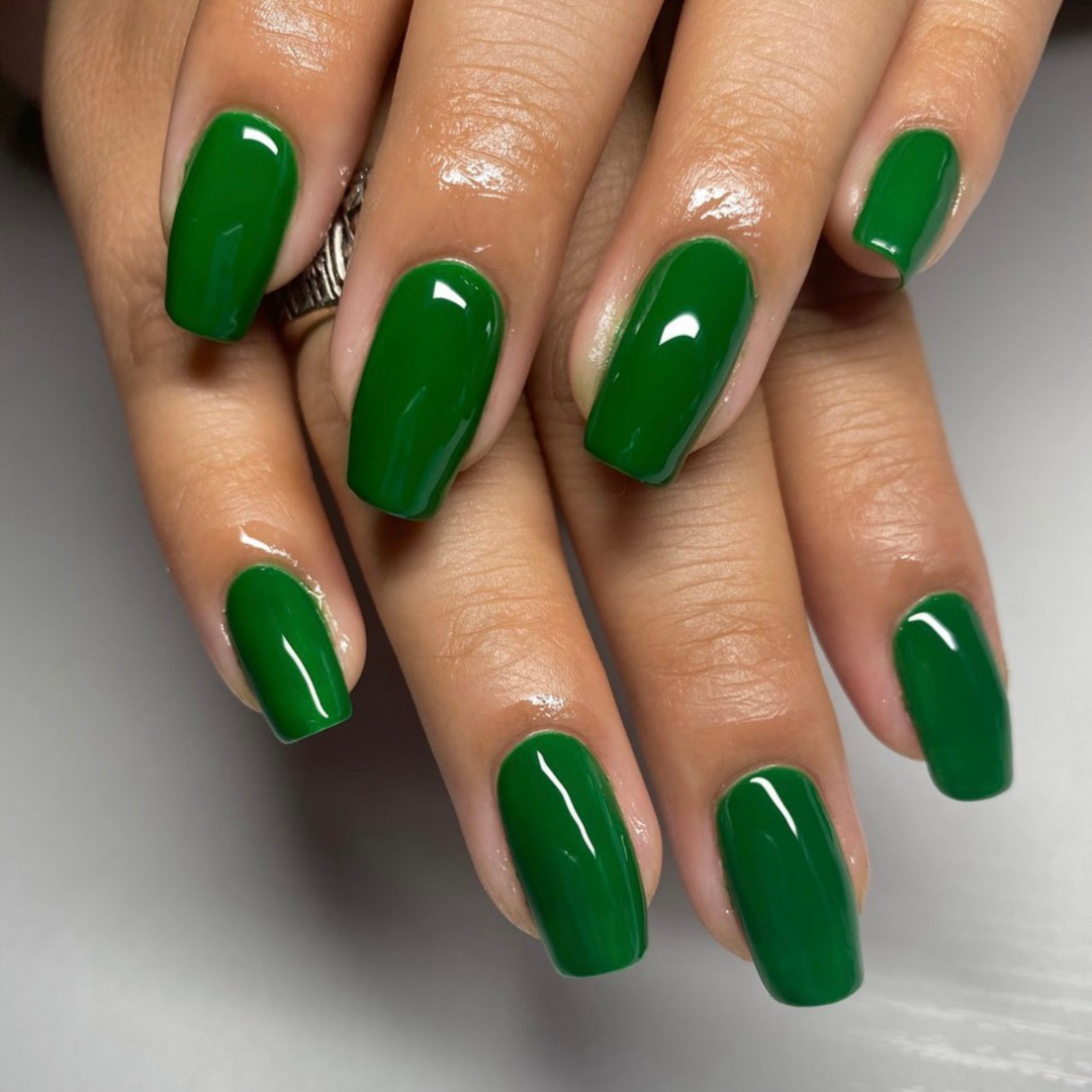 DND Gel #748 4 Leaf Clover – nail swatch 2