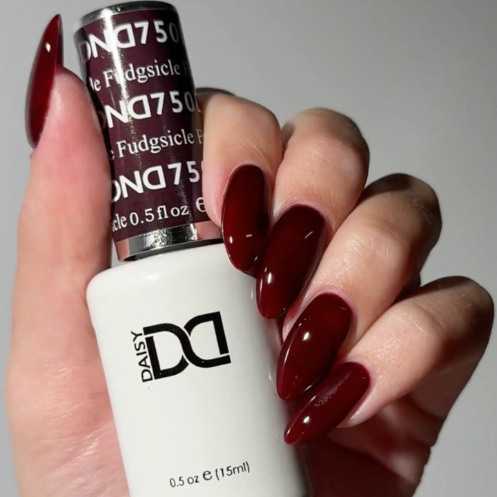 DND Gel #750 Fudgsicle – nail swatch 2