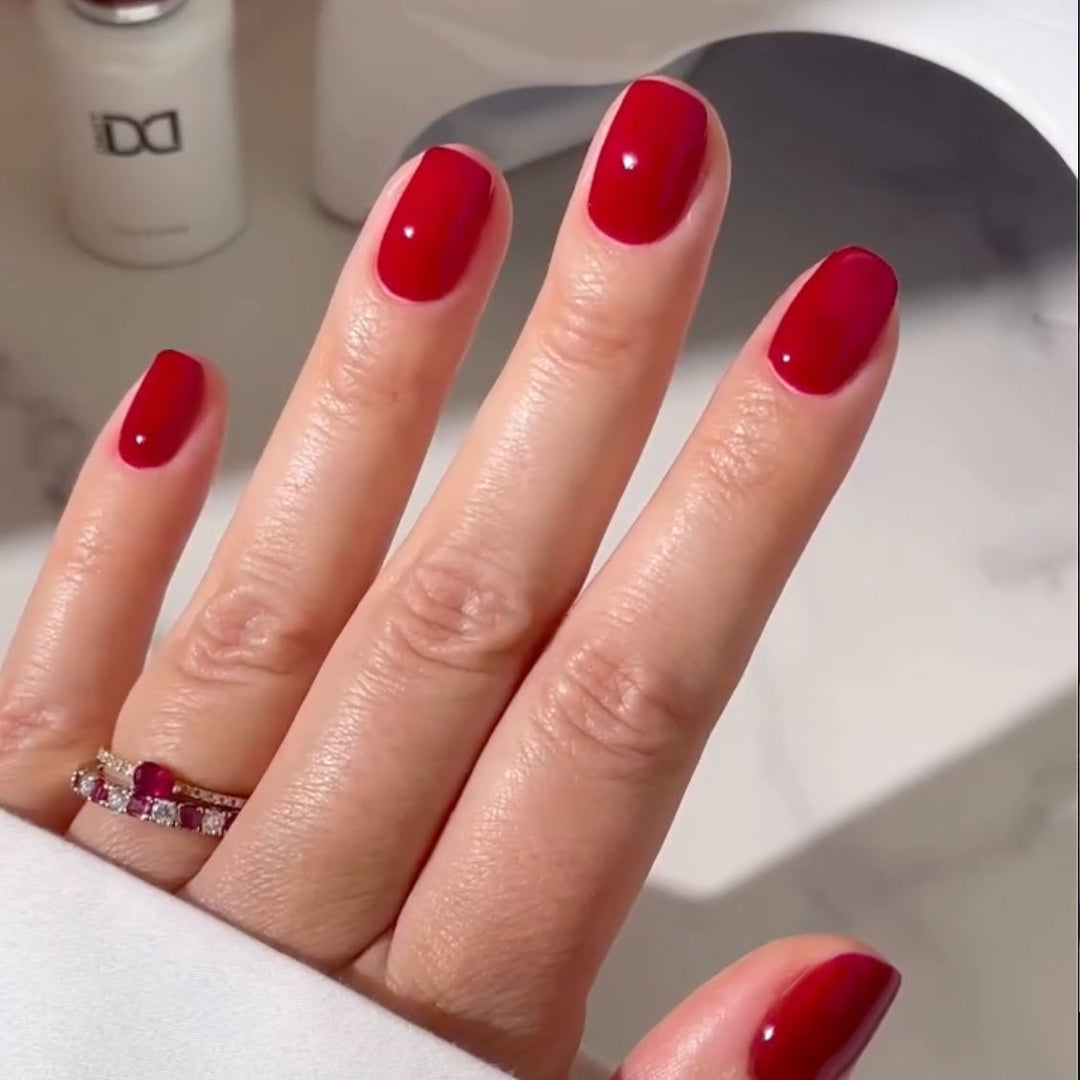 DND Gel #754 Winter Berry – nail swatch 3
