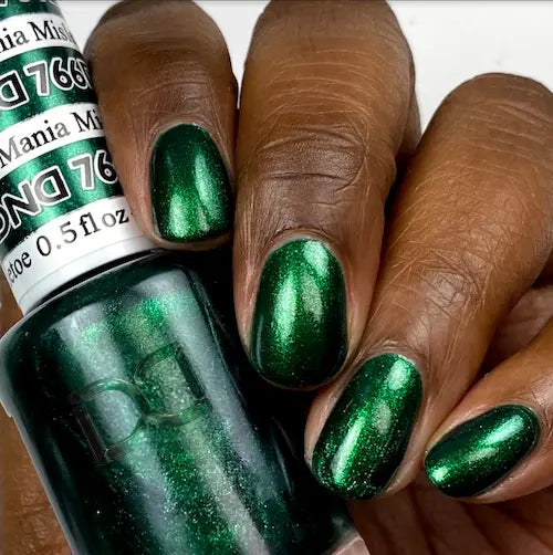 DND Gel #766 Mistletoe Manie – nail swatch