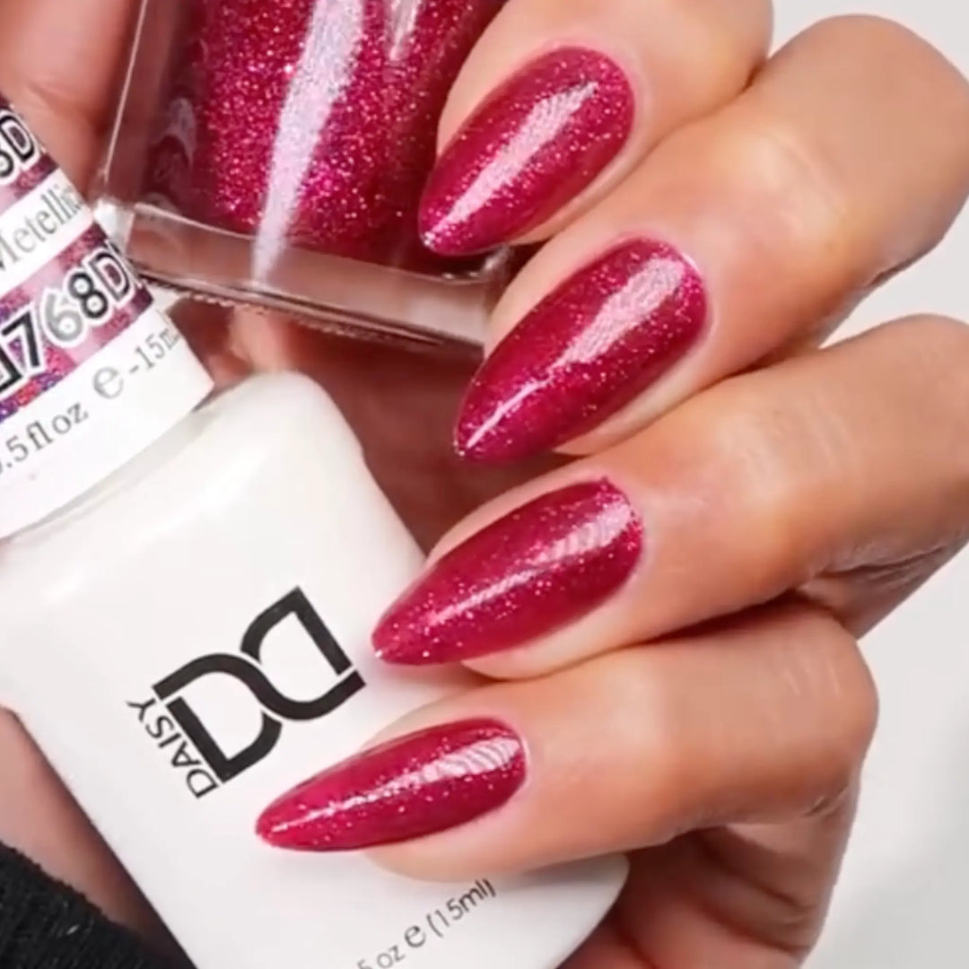 DND Gel #768 Metallica Plum – nail swatch