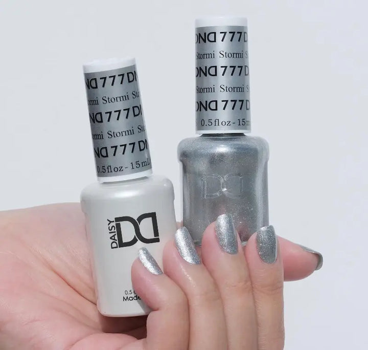 DND Gel #777 Stormi – nail swatch