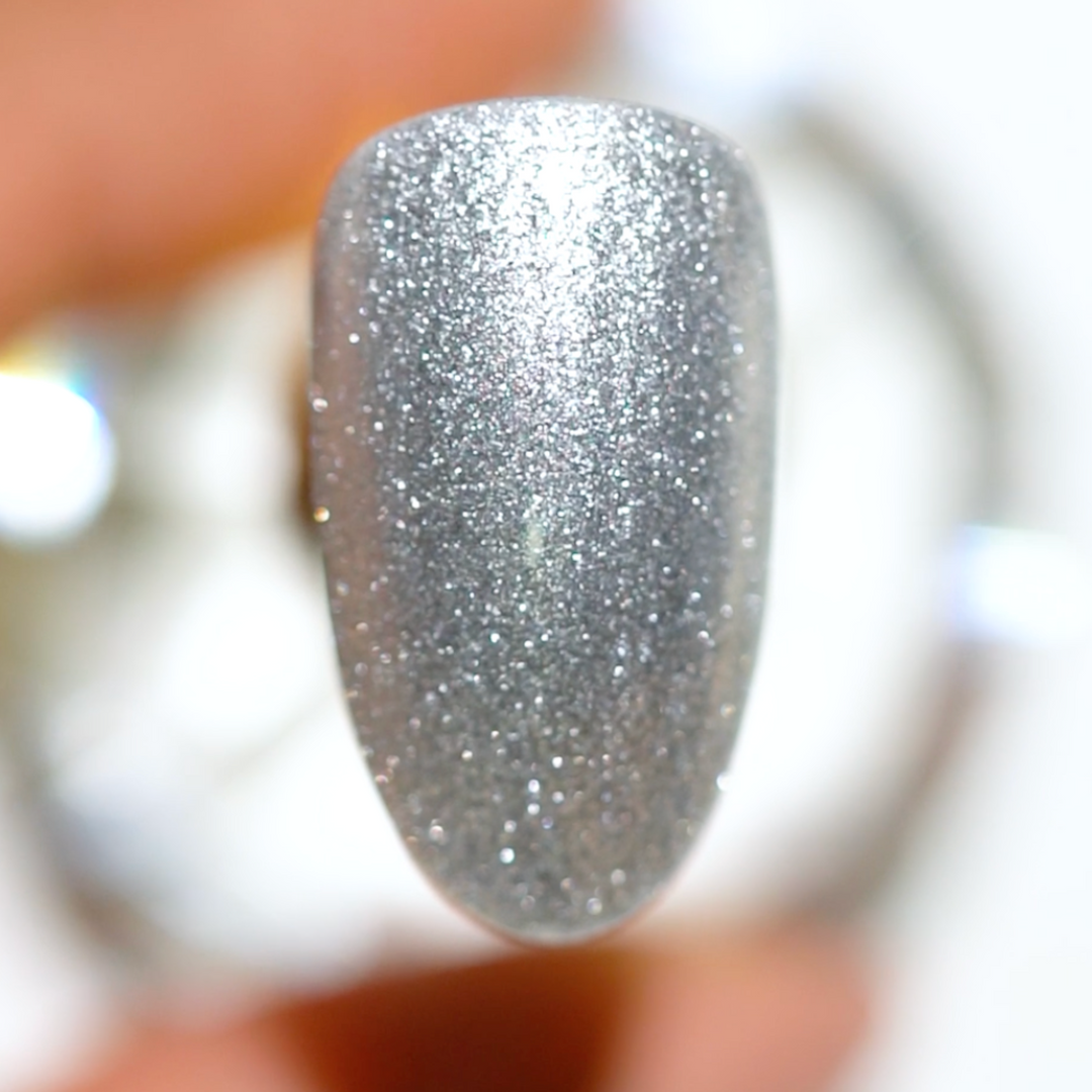 DND Gel #777 Stormi – nail swatch 3