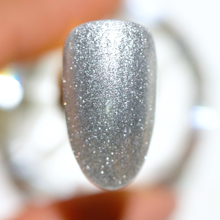DND Gel #777 Stormi – nail swatch 3