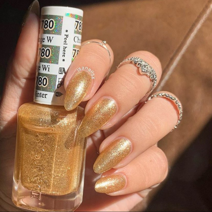 DND Gel #780 Champagne Winter – nail swatch