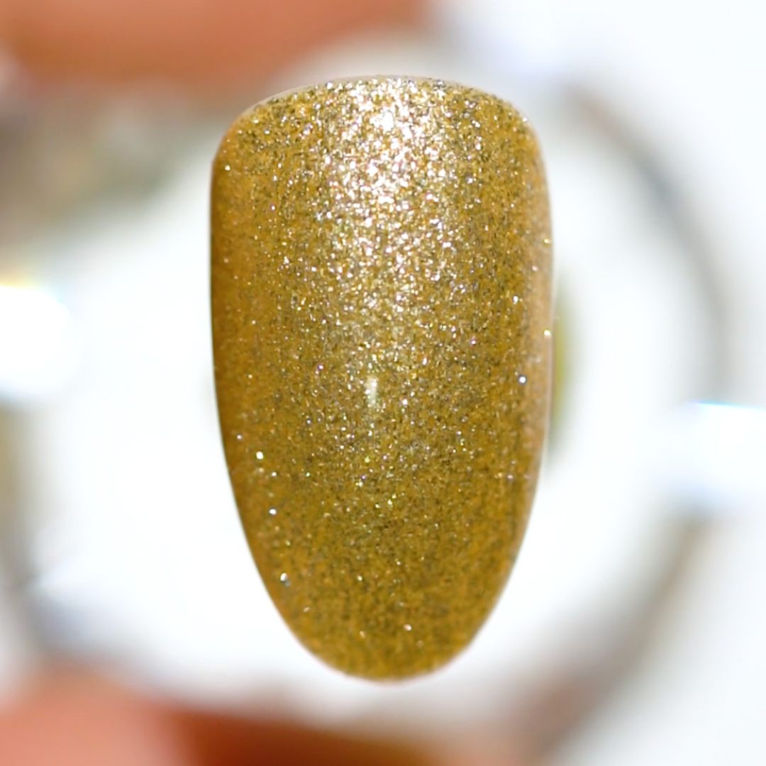 DND Gel #780 Champagne Winter – nail swatch 2
