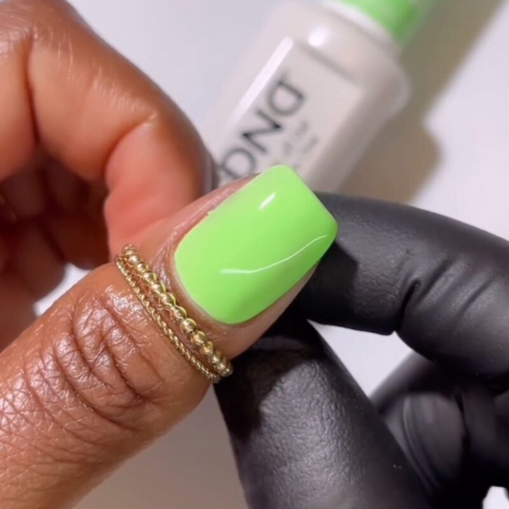 DND Gel #786 Sour Apple – nail swatch 3