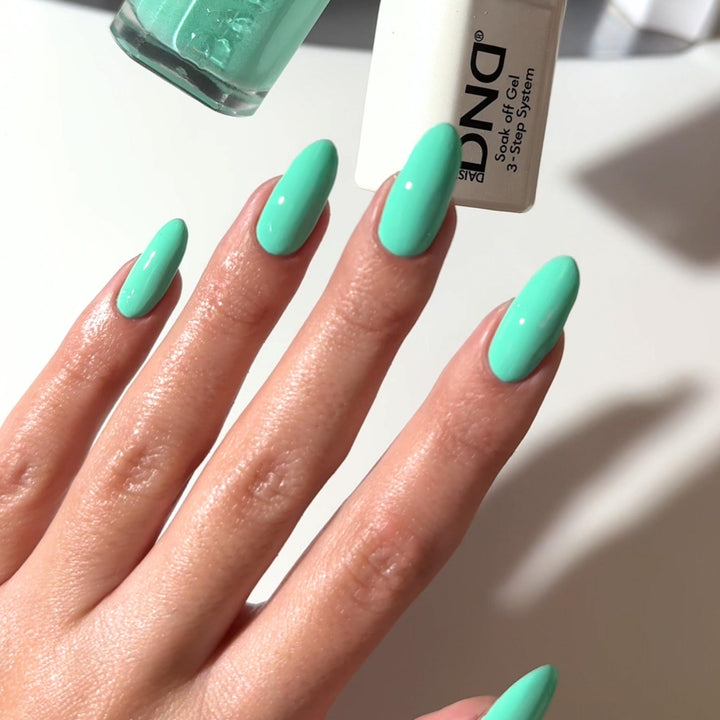 DND Gel #787 Carousel – nail swatch 5