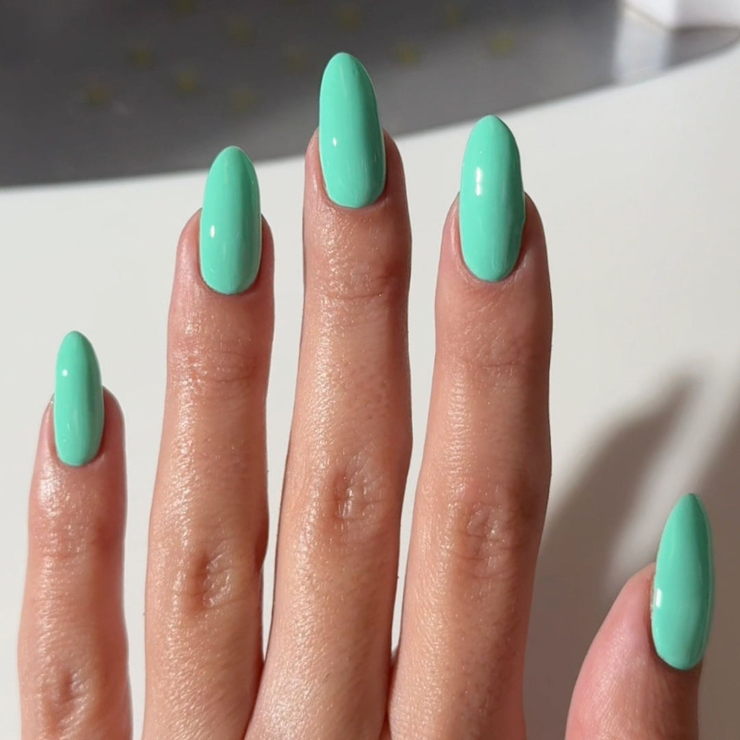 DND Gel #787 Carousel – nail swatch 2