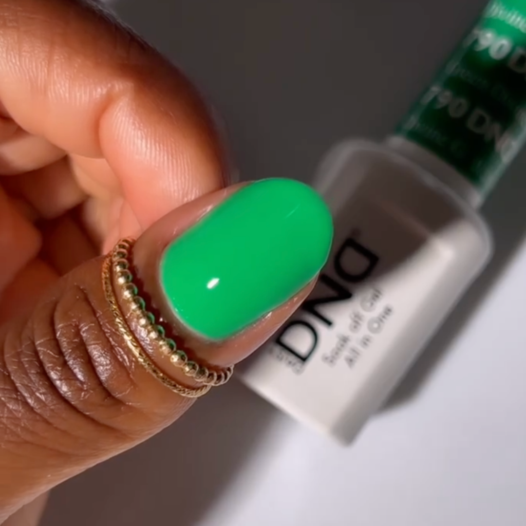 DND Gel #790 Divine Green – nail swatch 4