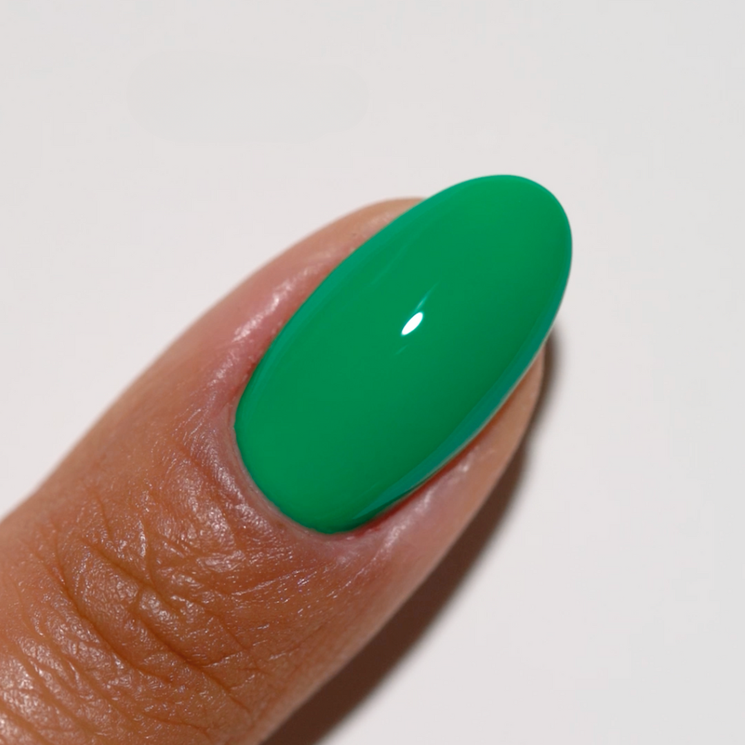 DND Gel #790 Divine Green – nail swatch 2