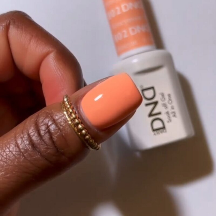 DND Gel #802 Honeymoon – nail swatch 2