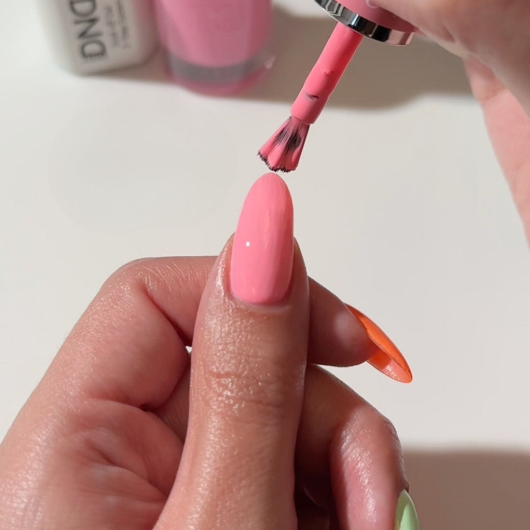 DND Gel #806 Pink Matter – nail swatch