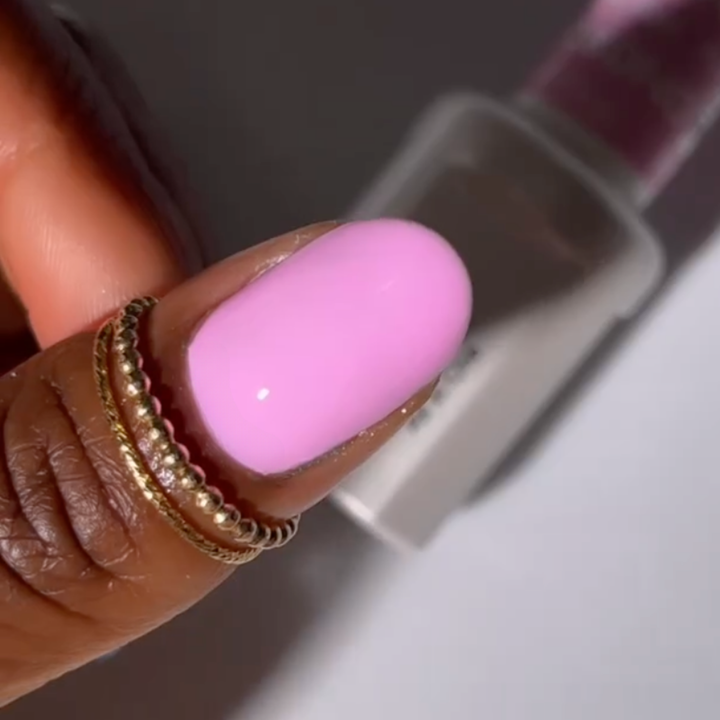 DND Gel #808 Glowing Daisy – nail swatch