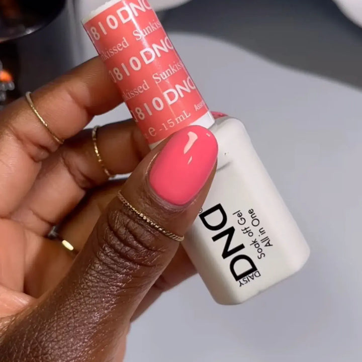 DND Gel #810 Sunkissed – nail swatch