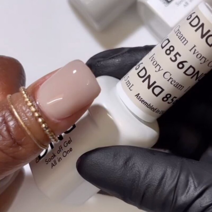 DND Gel #856 Ivory Cream – nail swatch