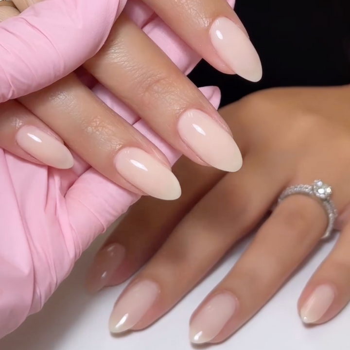 DND Gel #858 Sandy Nude – nail swatch 3