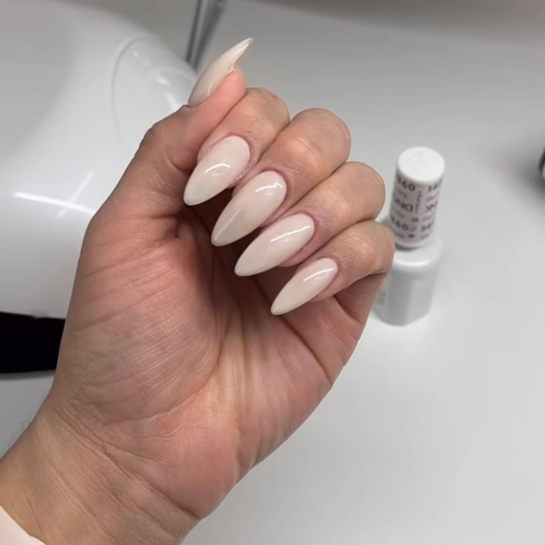 DND Gel #860 She's White? She's Pink? – nail swatch 6