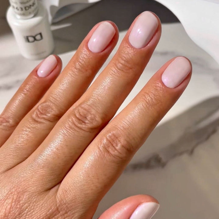 DND Gel #863 Wedding Veil – nail swatch 2